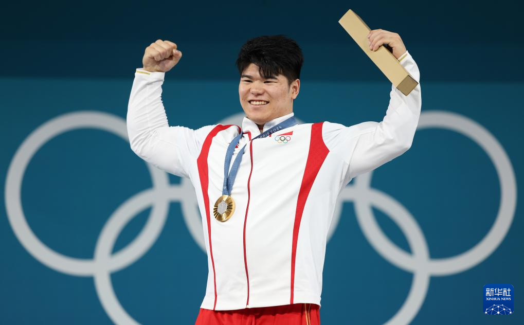 ysbSPORTS-举重选手力挫群雄，登上胜利领奖台