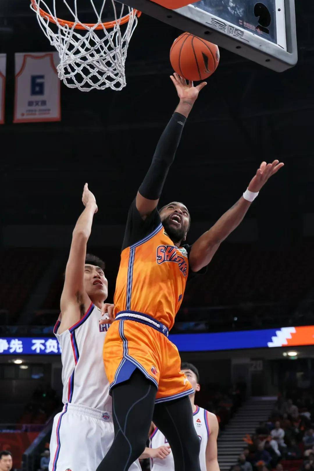 易胜博体育官方网站-天津男篮球员在场上拼尽全力，奋力争取每一分