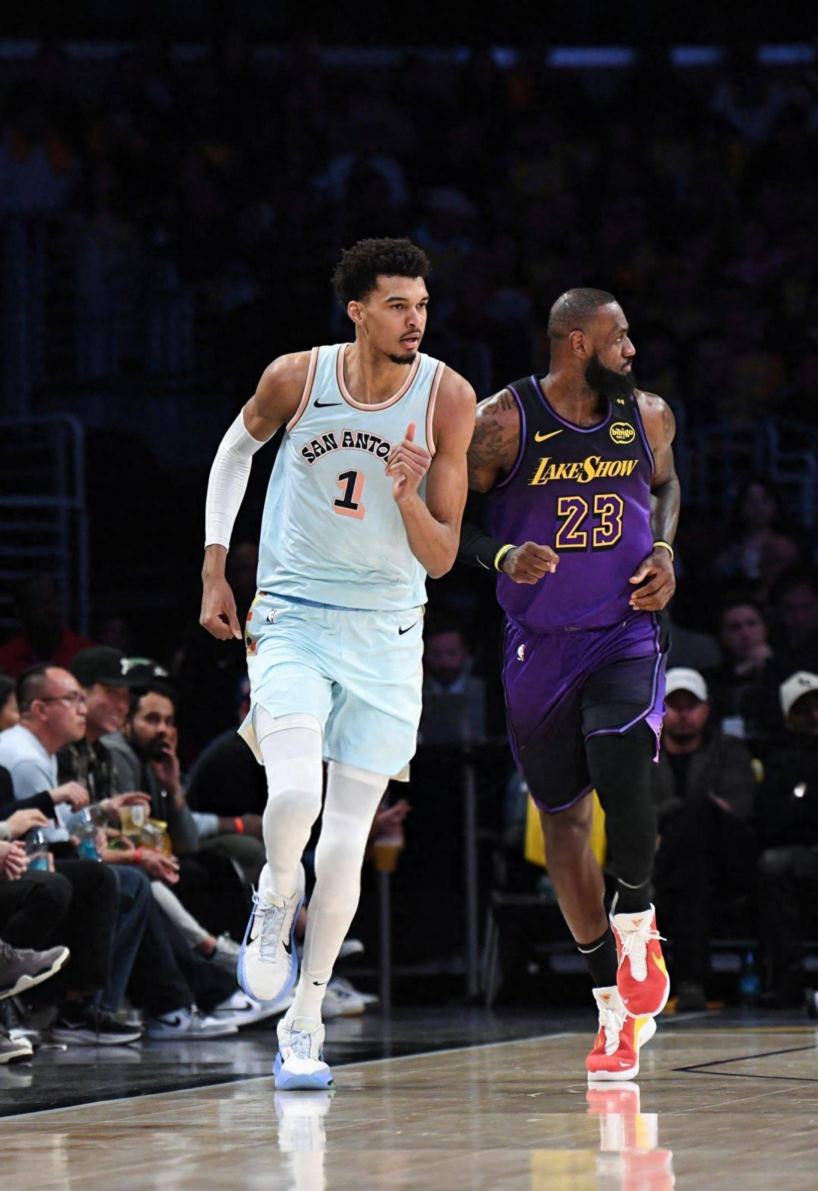 易胜博体育-湖人队全员发威，主场惊险胜利成功进军季后赛