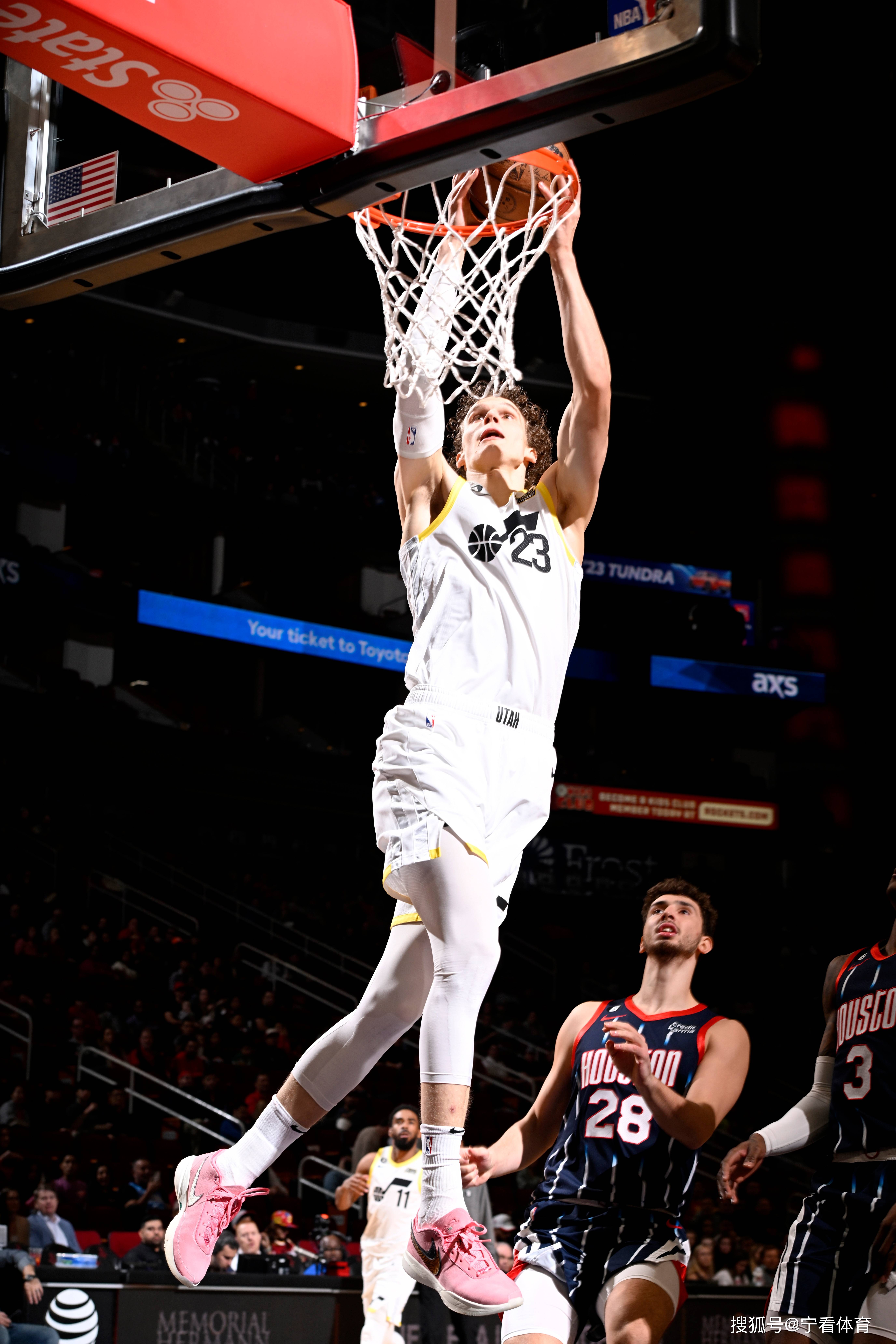 易胜博体育-爵士官方宣布续约射手米契尔五年