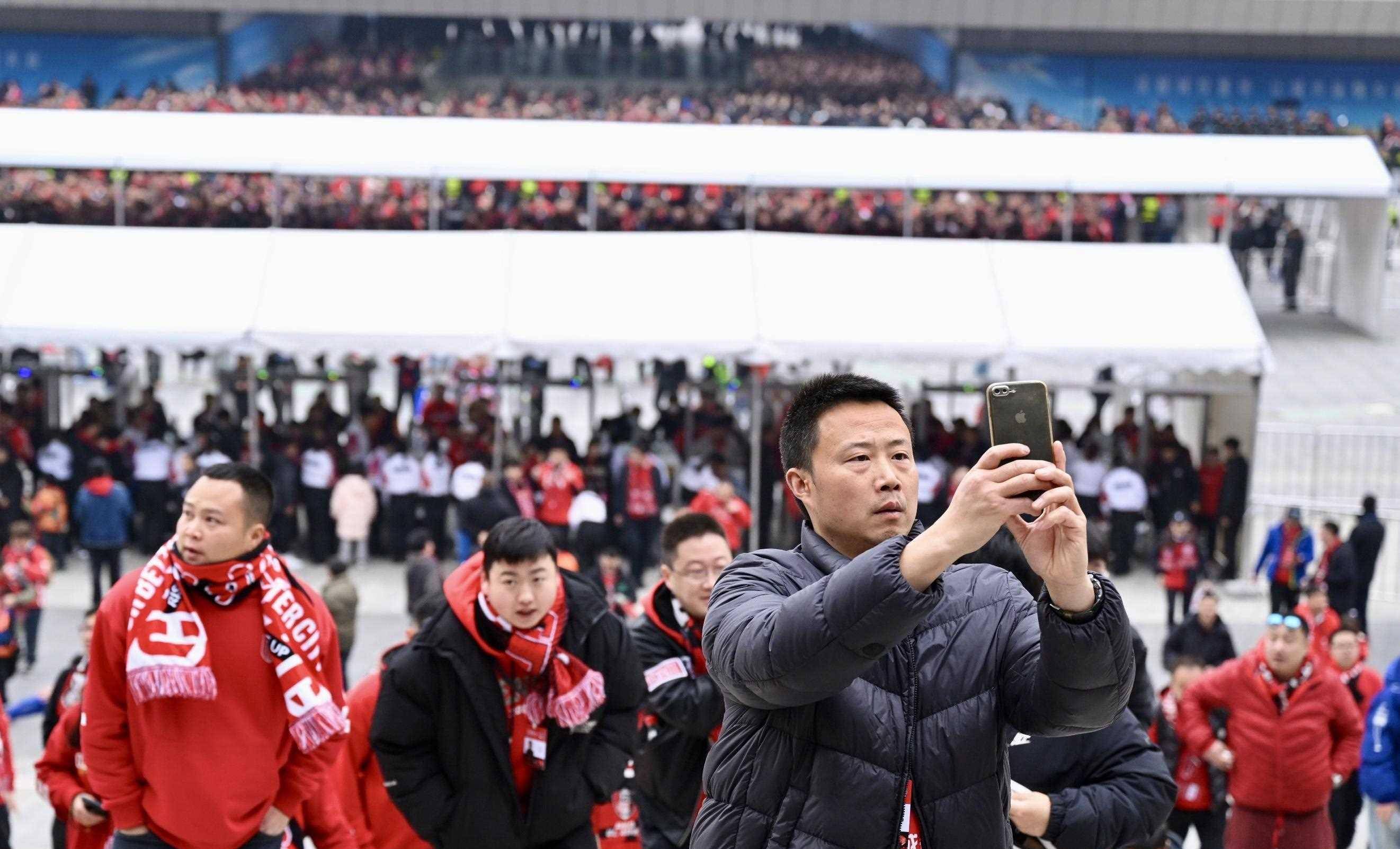 易胜博体育-职业足球赛事引发球迷狂热，球场上空气紧张