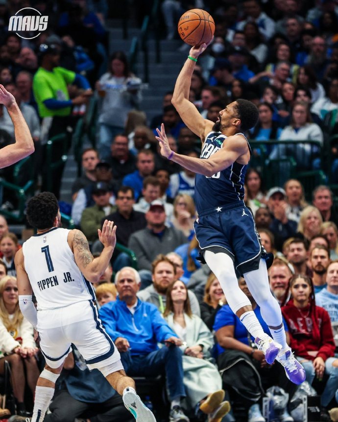 易胜博体育-步行者胜独行侠赢得比赛，劳里情绪爆发挑战裁判