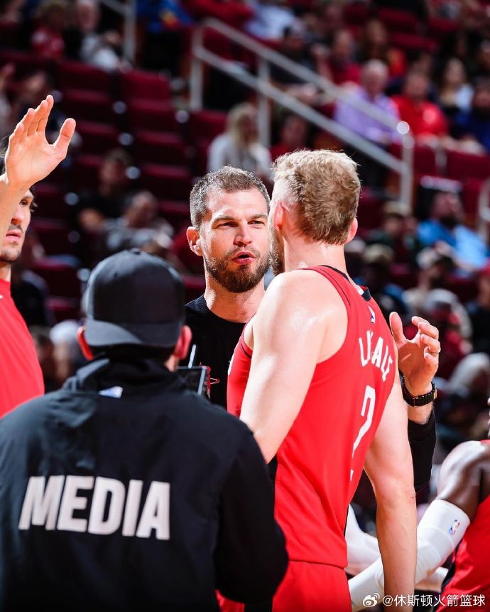 易胜博体育-火箭助教被指犯规争议，比赛气氛紧张