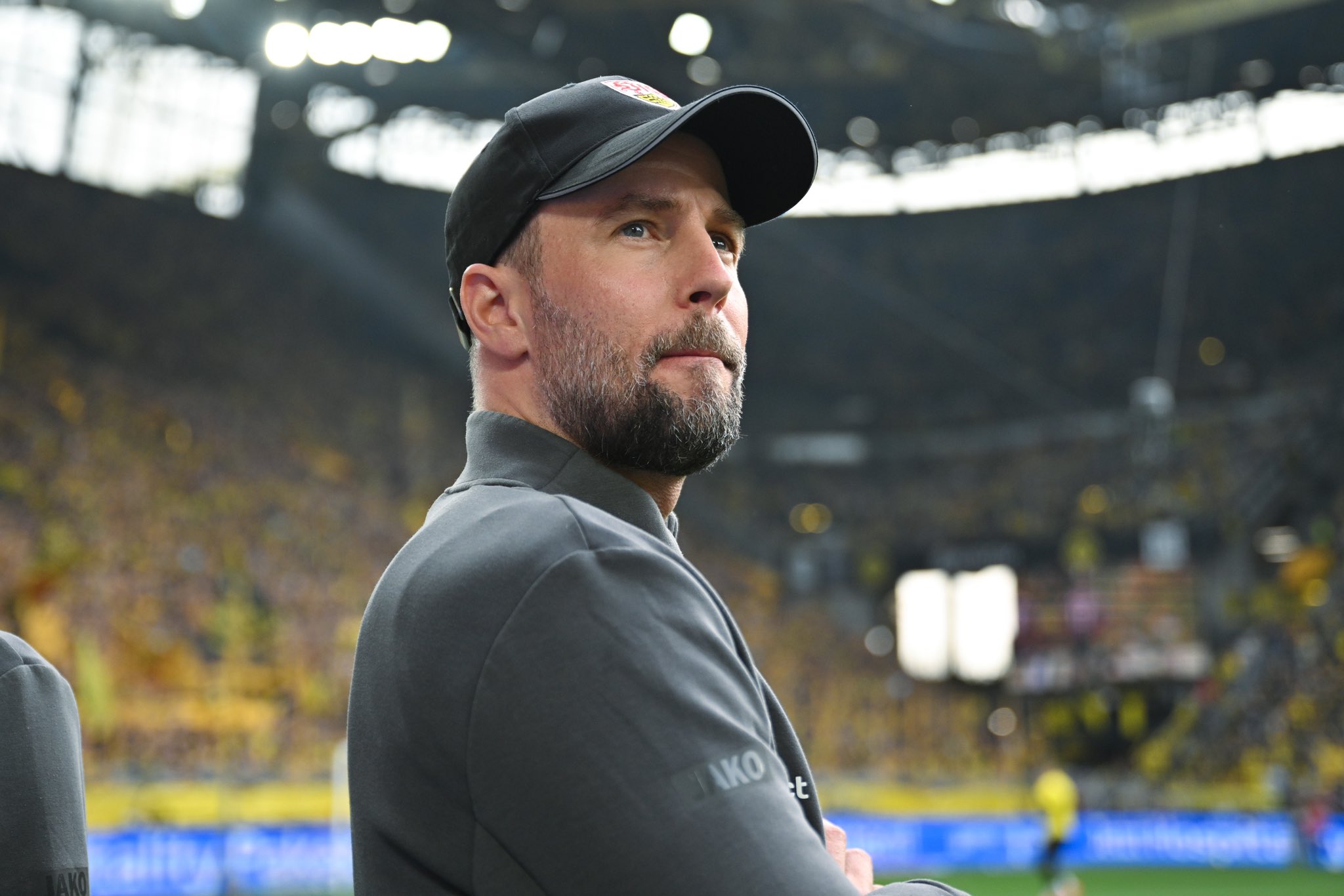 易胜博体育官方网站-斯图加特队展现出色的团队合作精神，赢得比赛