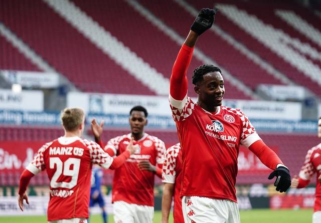 易胜博体育-阿贾克斯主场告捷，成功突围淘汰赛