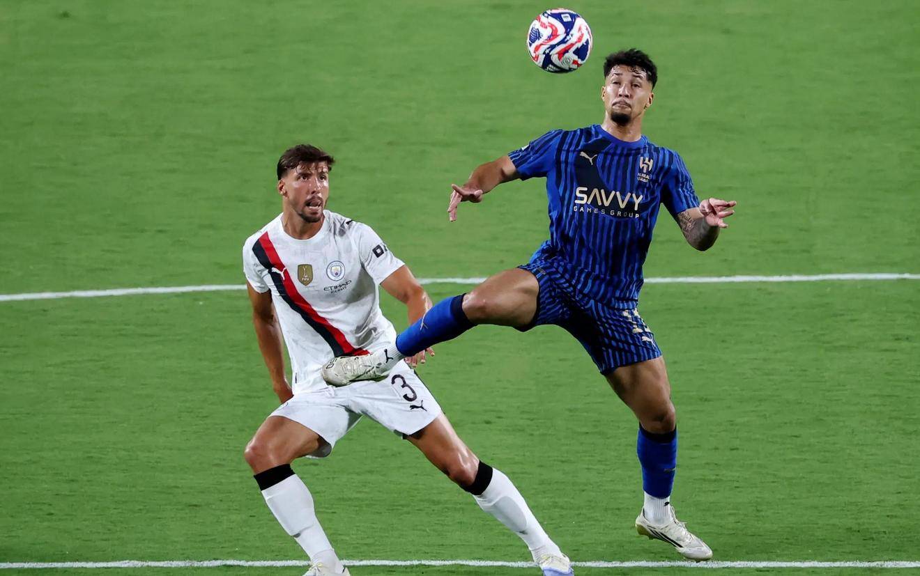 易胜博体育-足球明星表现亮眼，带领球队实现逆袭