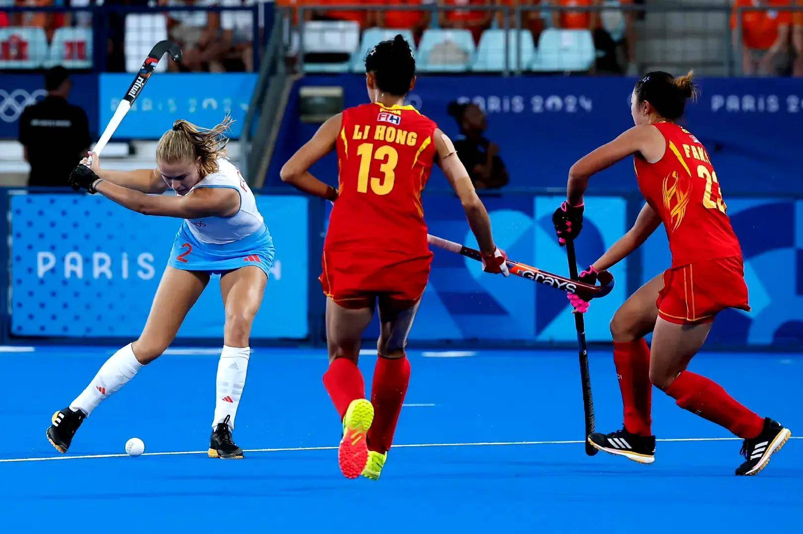 法国举重运动员力克对手，赢得好评