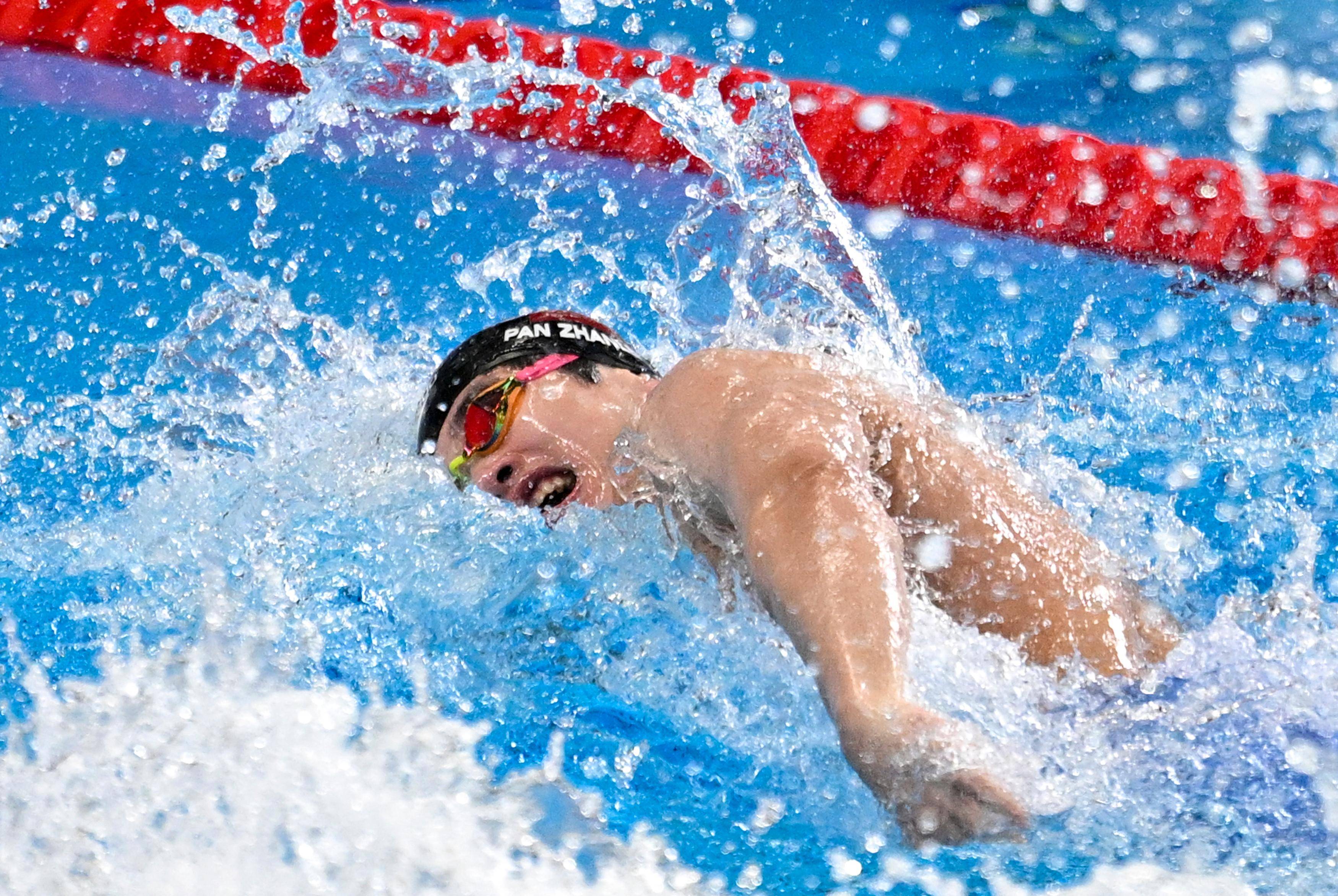 易胜博体育官方网站-游泳选手逆风破浪，冲刺胜利激情奔放