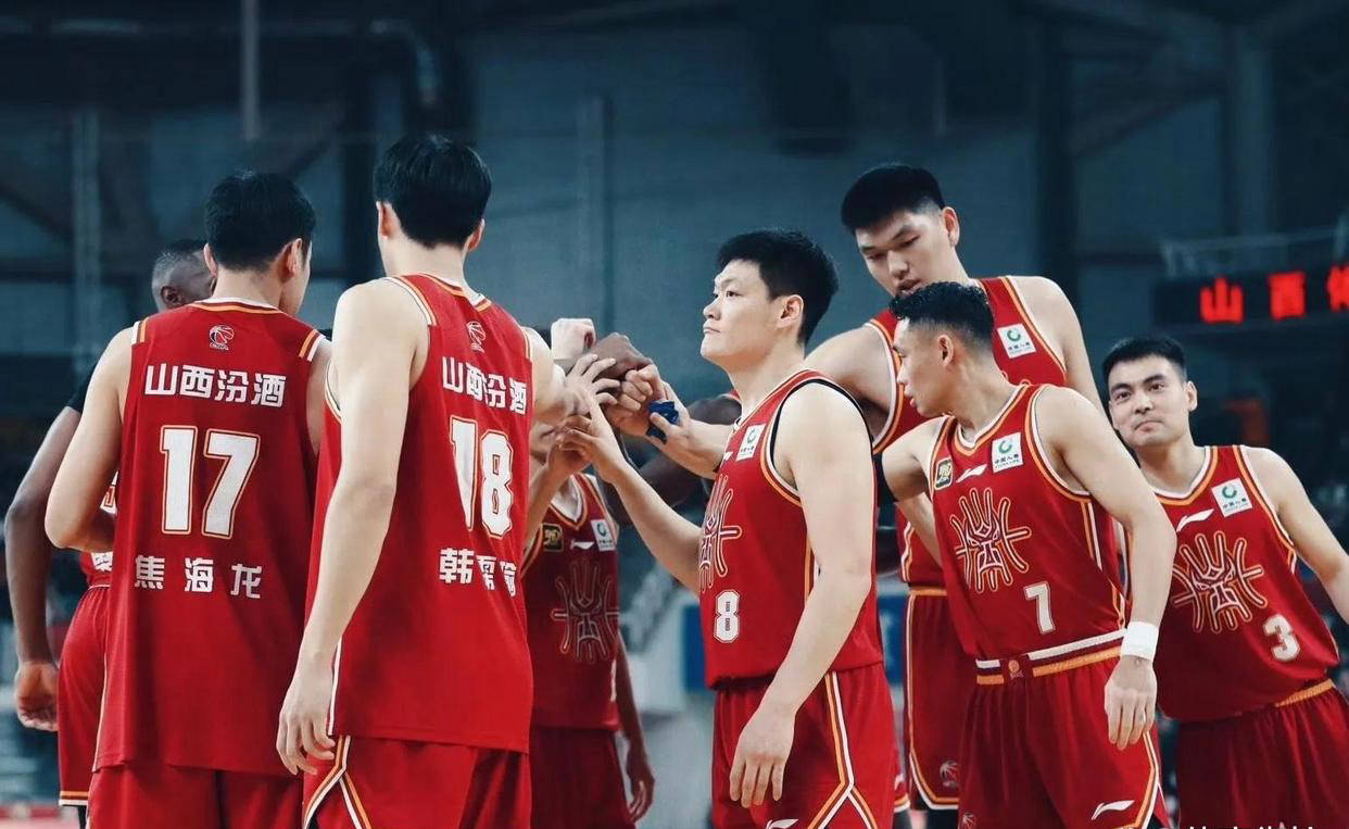 易胜博体育-紧张的比赛中出现惊险一幕，球迷们为之疯狂