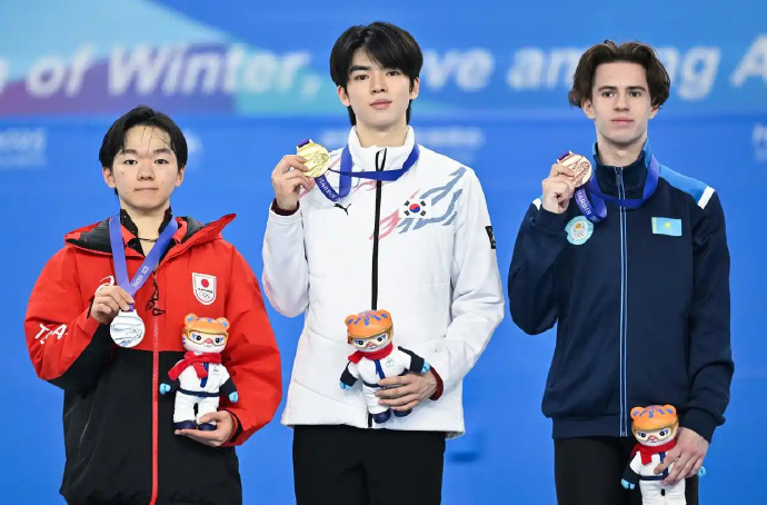 ysbSPORTS-激烈角逐！花样滑冰男单选手大比拼