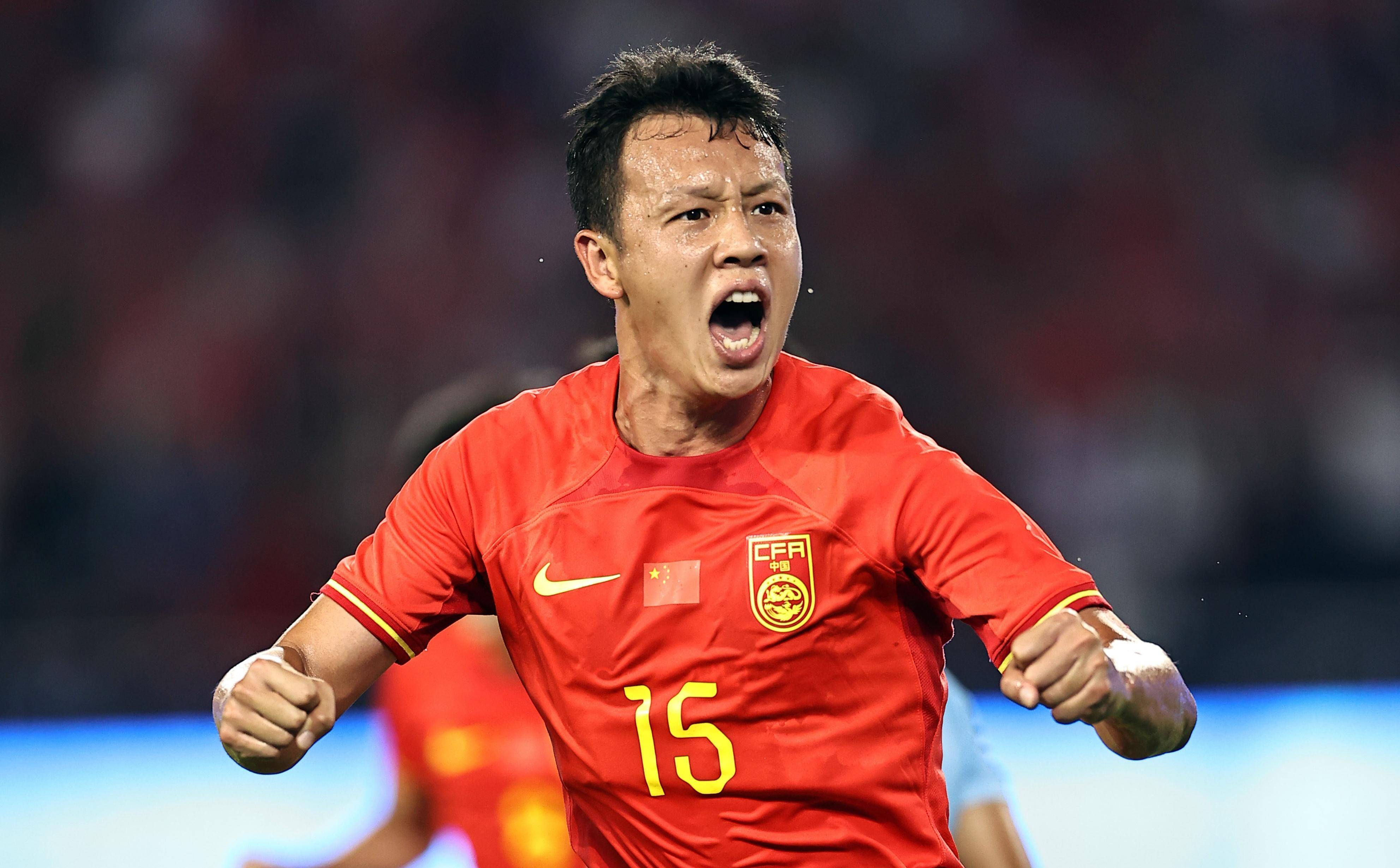 易胜博体育-中国职业足球联赛火爆，球员表现抢眼