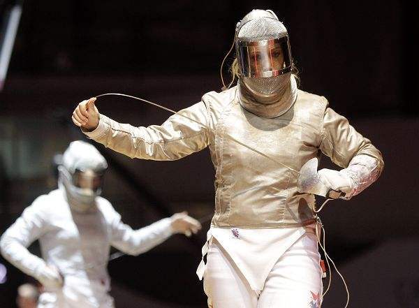 易胜博体育-关键时刻！女子击剑比赛上演大逆袭