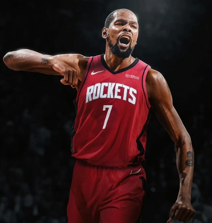 篮球赛场上的决胜一击，球员们拼尽全力