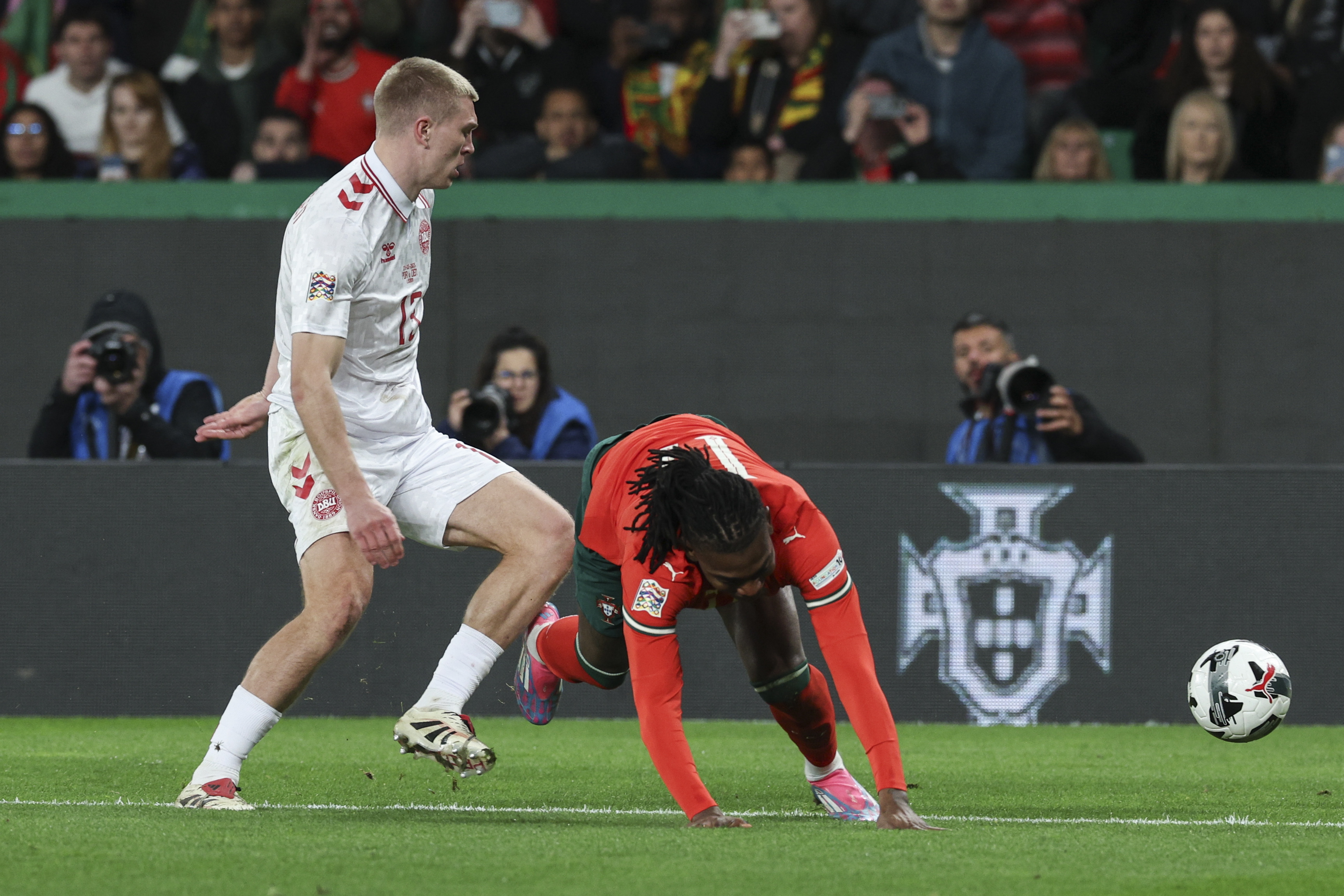 易胜博体育官方网站-英格兰在欧国联半决赛中展现出色表现