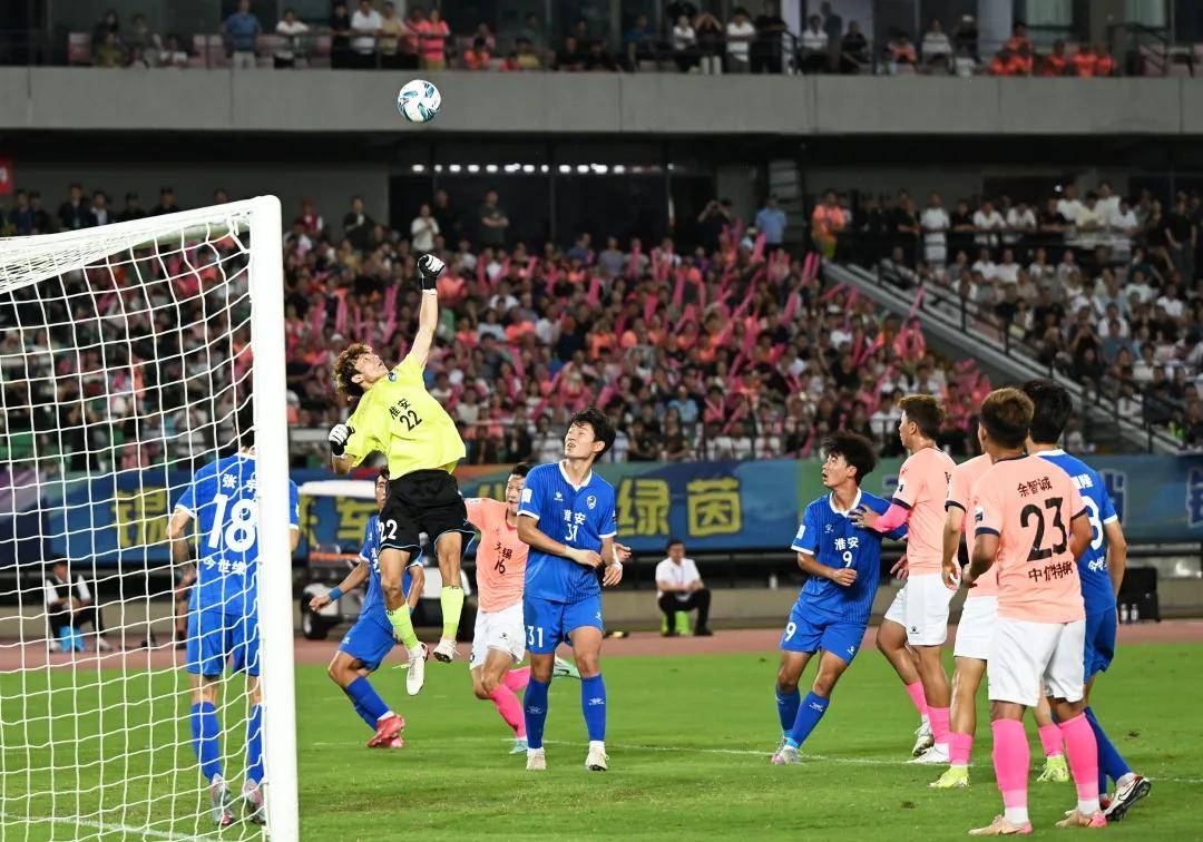 比赛场上球员们拼尽全力，谁将成为最终胜者？