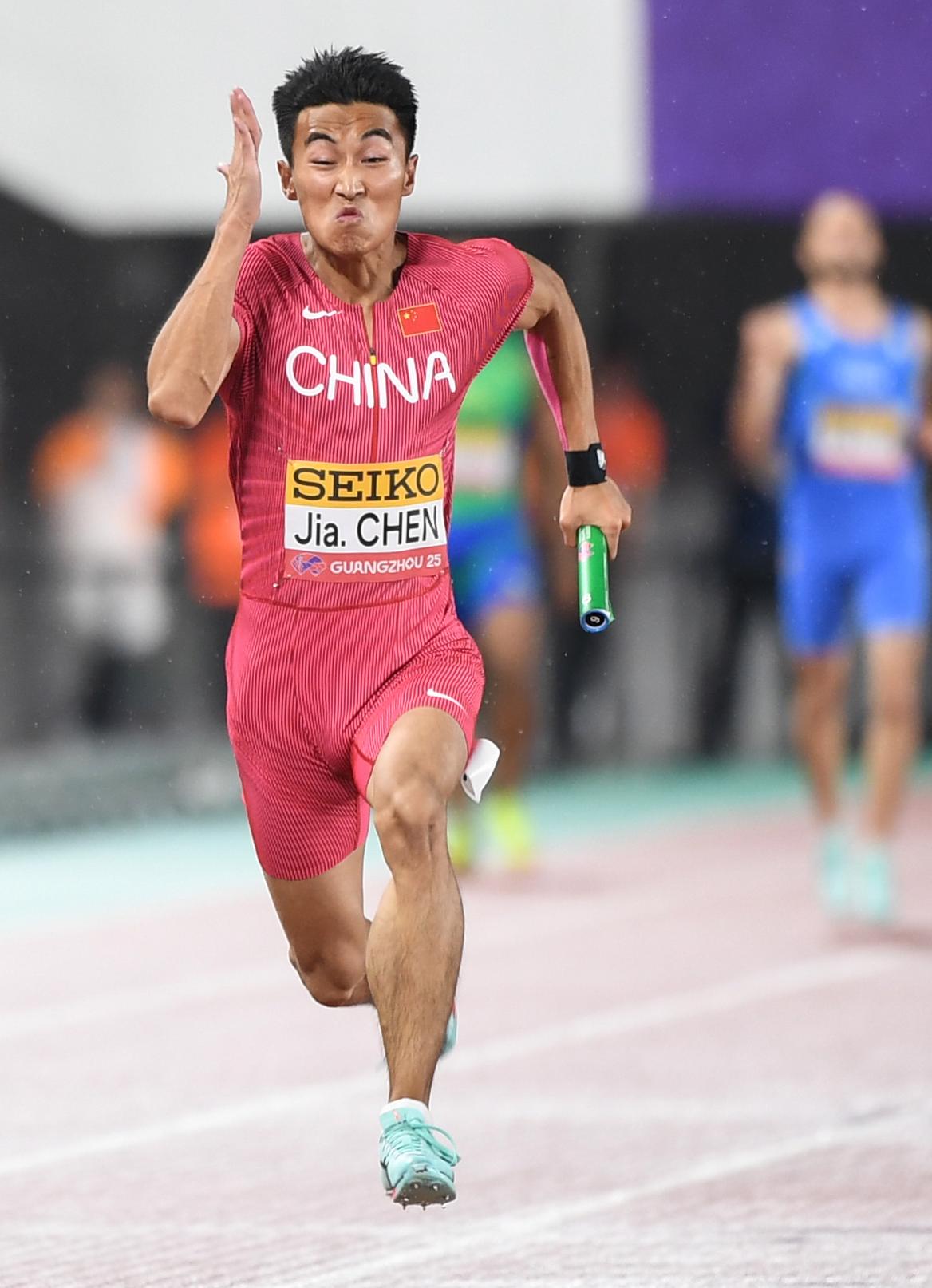 易胜博体育-田径比赛中选手冲刺全力，突破个人最好成绩