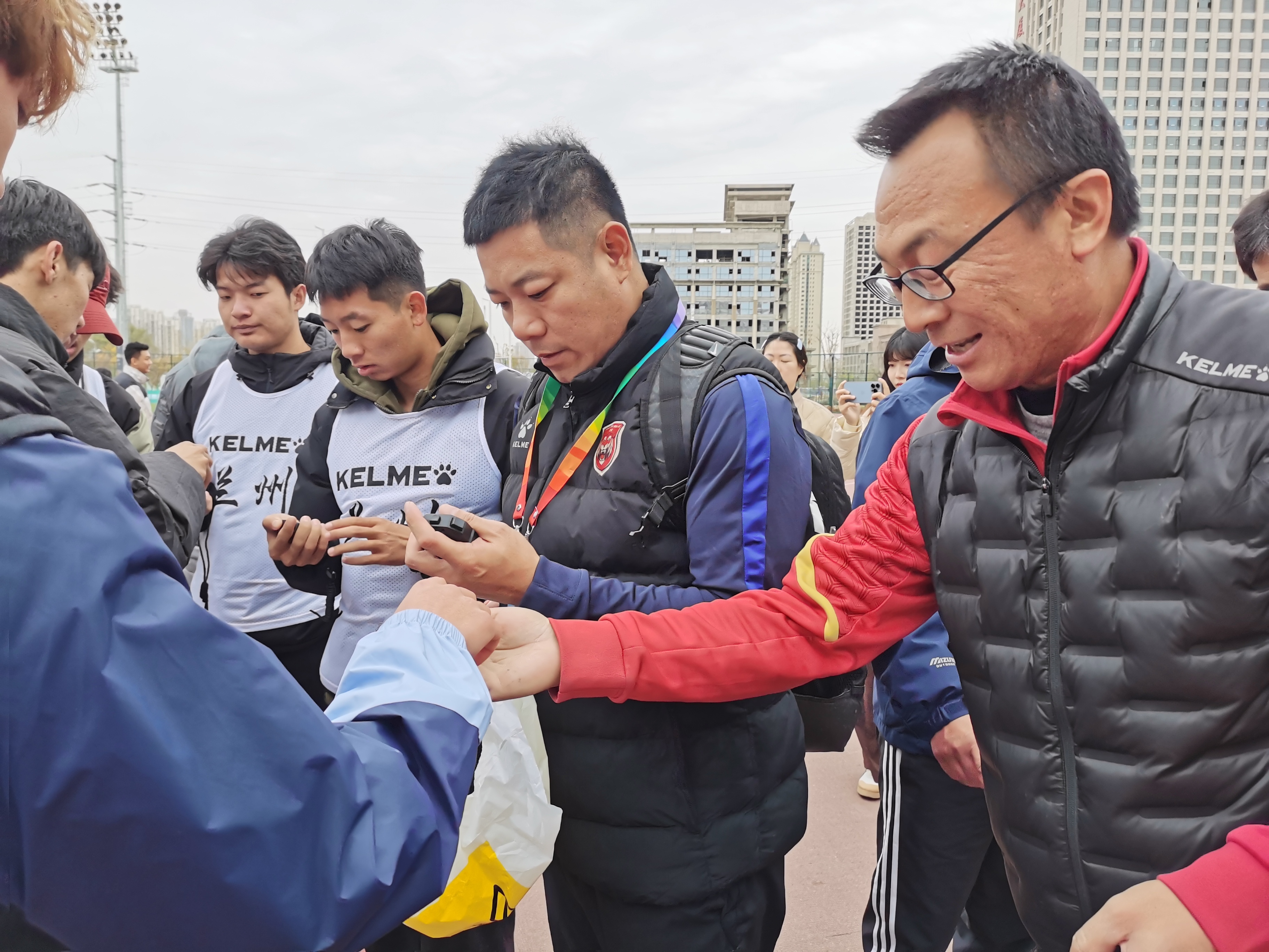 易胜博体育-赛场上不放弃信念！球队尽显团队精神