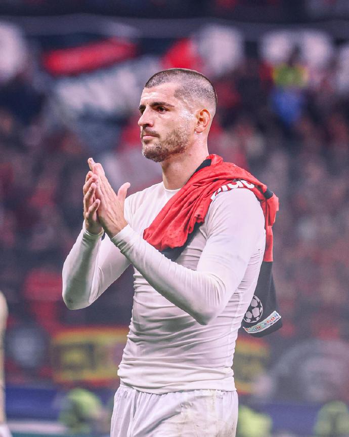 易胜博体育-诺伊尔飞身扑救，勒沃库森半场战成1比1