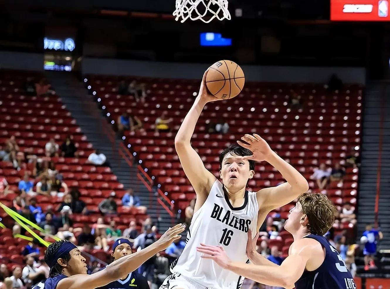 易胜博体育-一位新秀球员在比赛中逐渐显露天赋