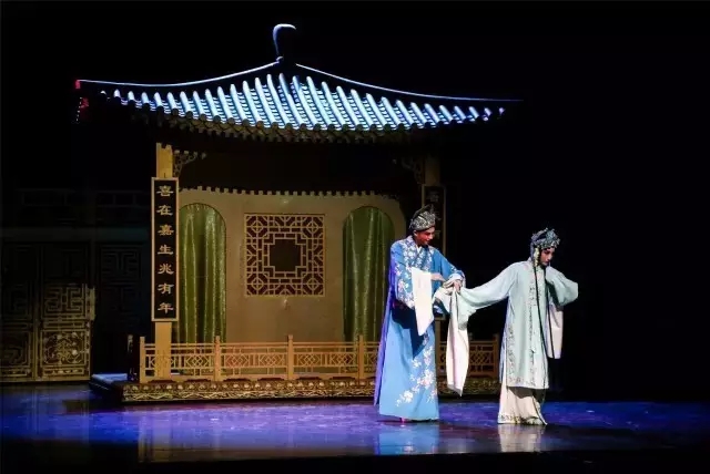 易胜博体育官方网站-观众乐此不疲，赛场上演精彩大戏