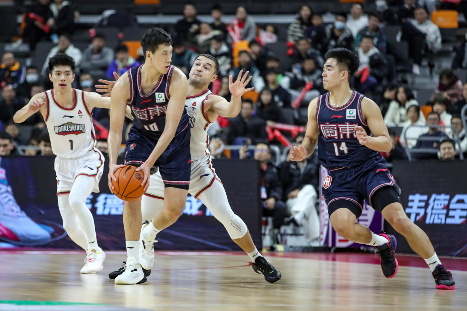 易胜博体育官方网站-胜负交锋两支球队交锋在场上展开激烈较量