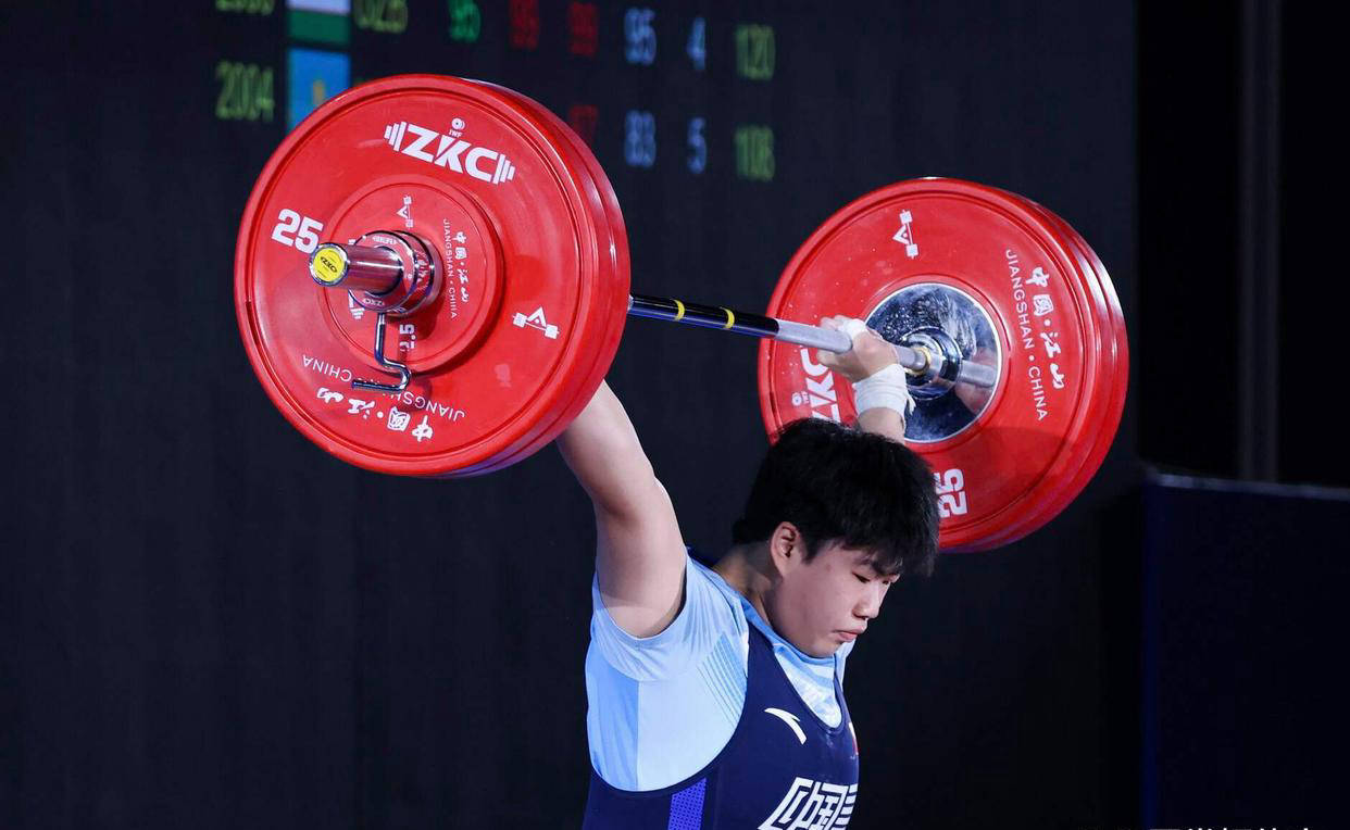 易胜博体育-举重选手超越自我，登顶冠军领奖台