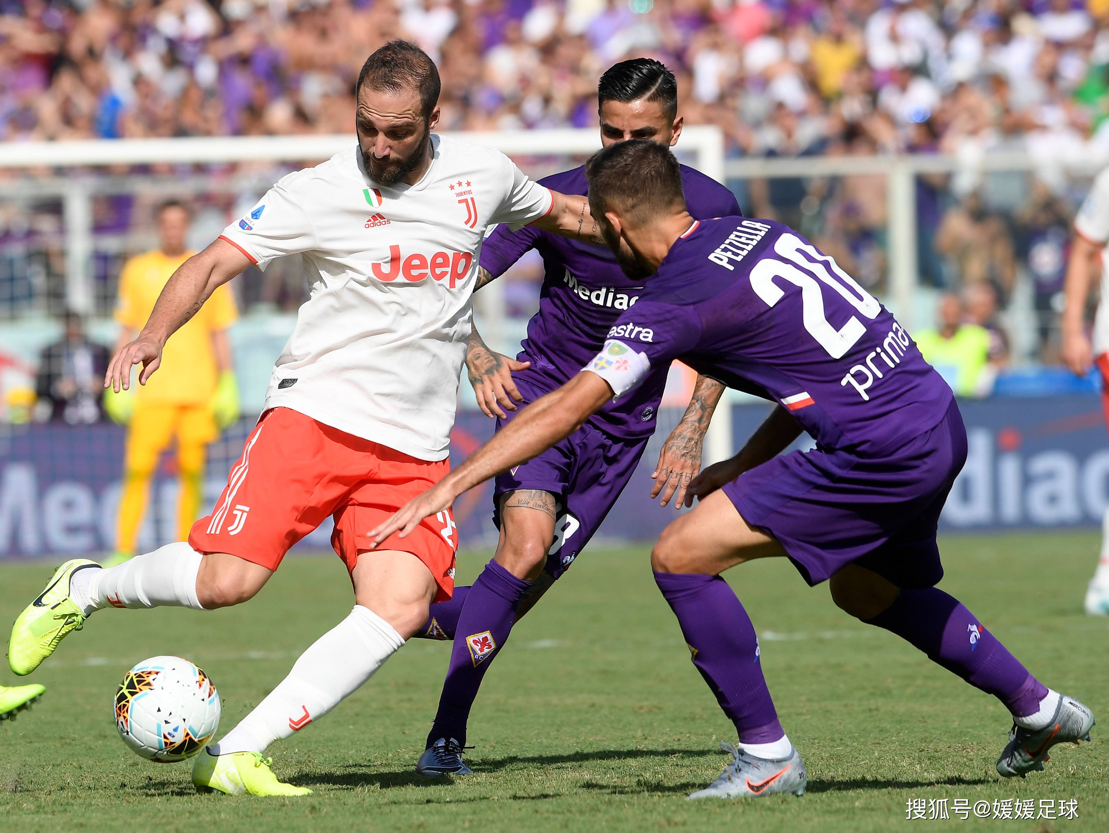 足球聚焦顶级球队之间的对决,赛事激烈 足球聚焦顶级球队之间的对决,赛事激烈