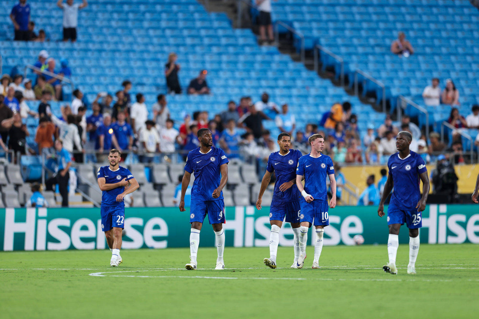 易胜博体育-切尔西与对手争夺胜利，双方苦战平分秋色