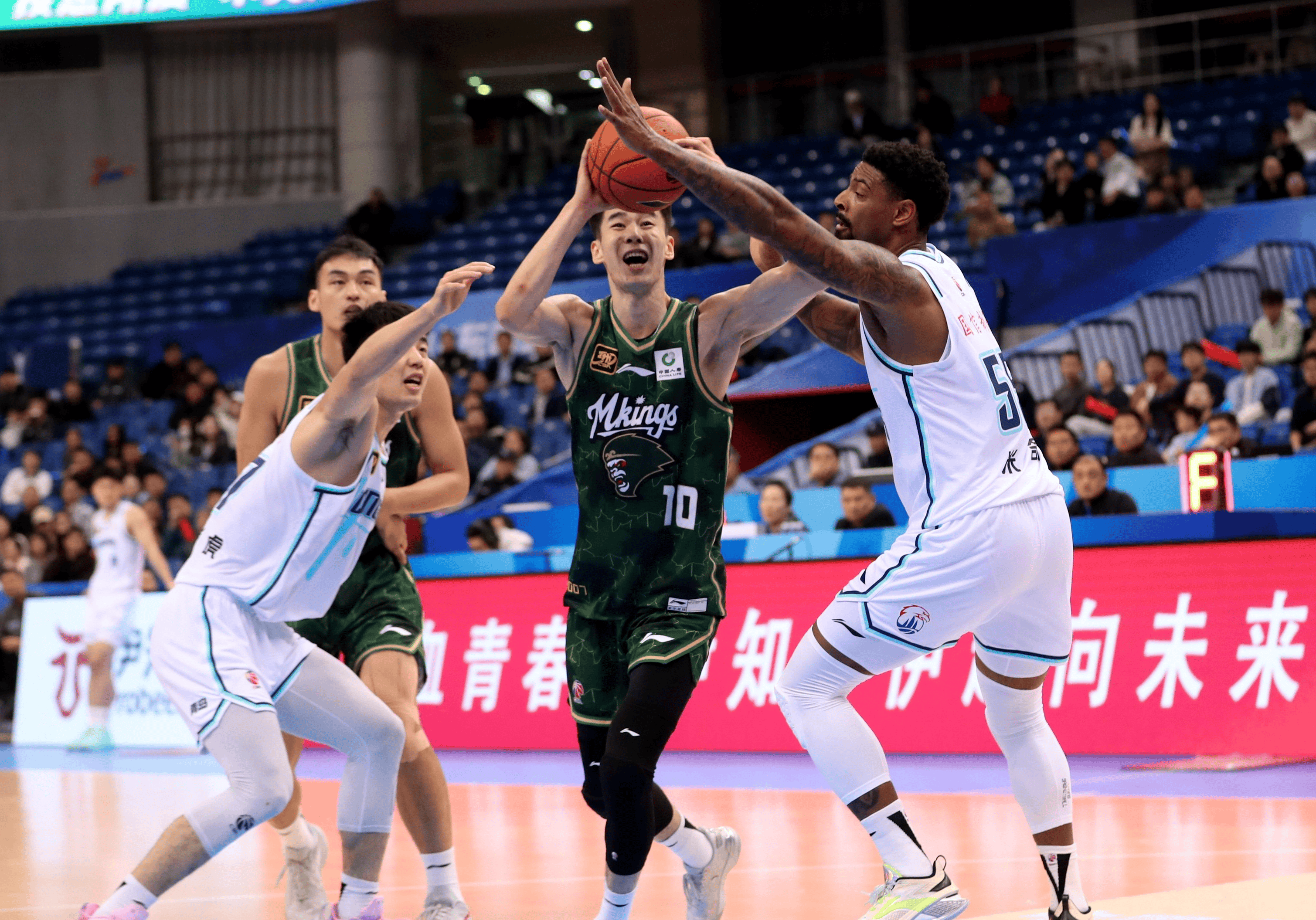 易胜博体育-新疆男篮赢得关键比赛，晋级季后赛