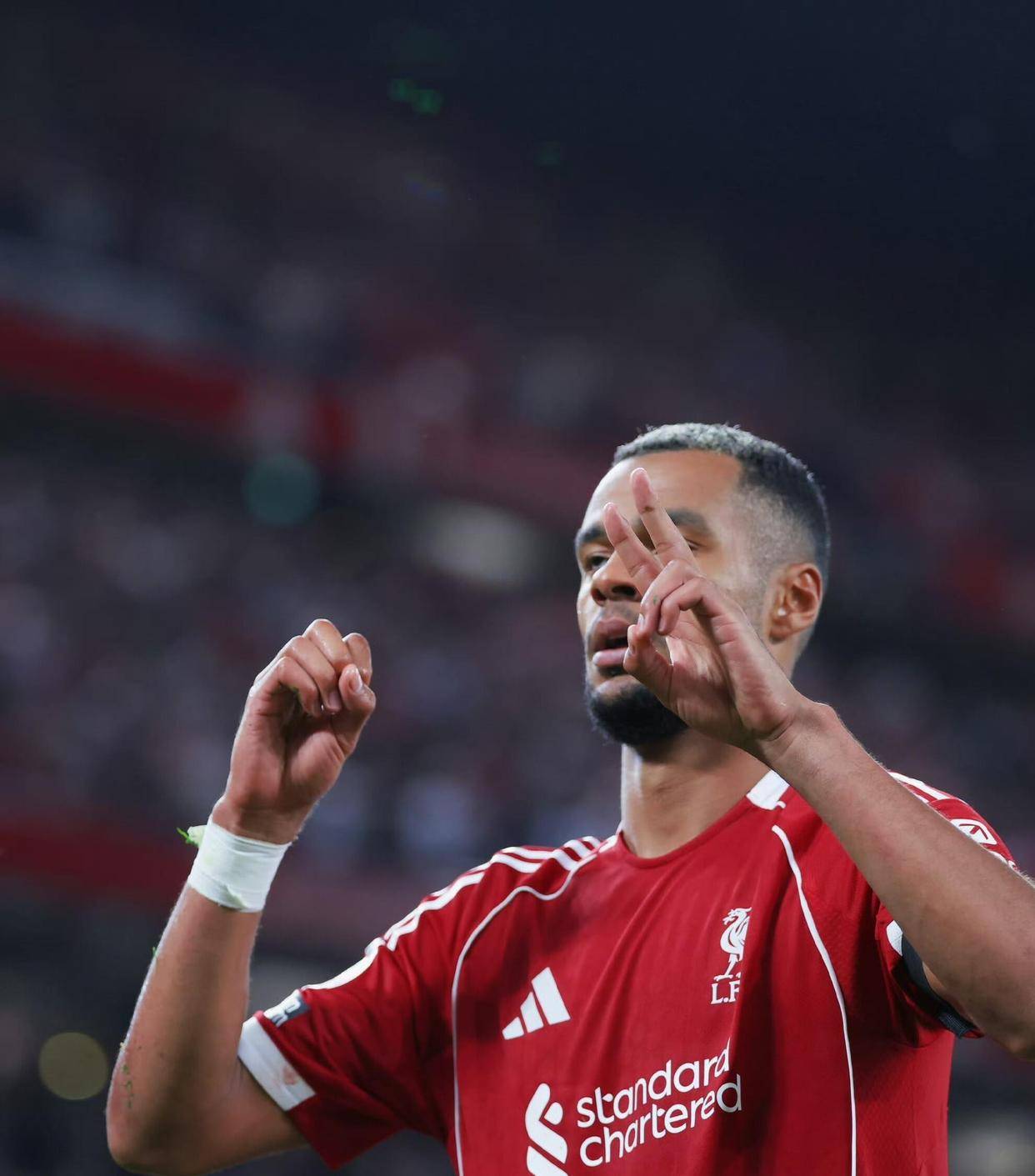 ysbSPORTS-利物浦球员拼尽全力，为了荣誉而战!