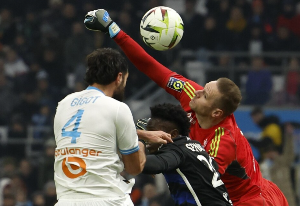 易胜博体育官方网站-马赛主教练怒批裁判，球队遭遇不公待遇！