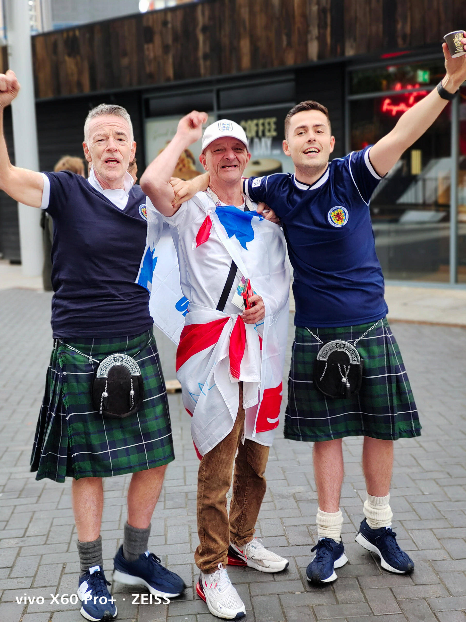 易胜博体育-意大利联赛上演传奇战役，球迷热情高涨