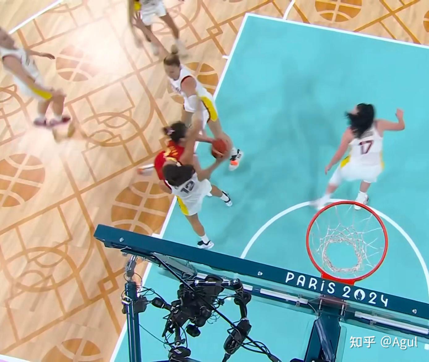 西班牙运动员在篮球比赛中实现逆转