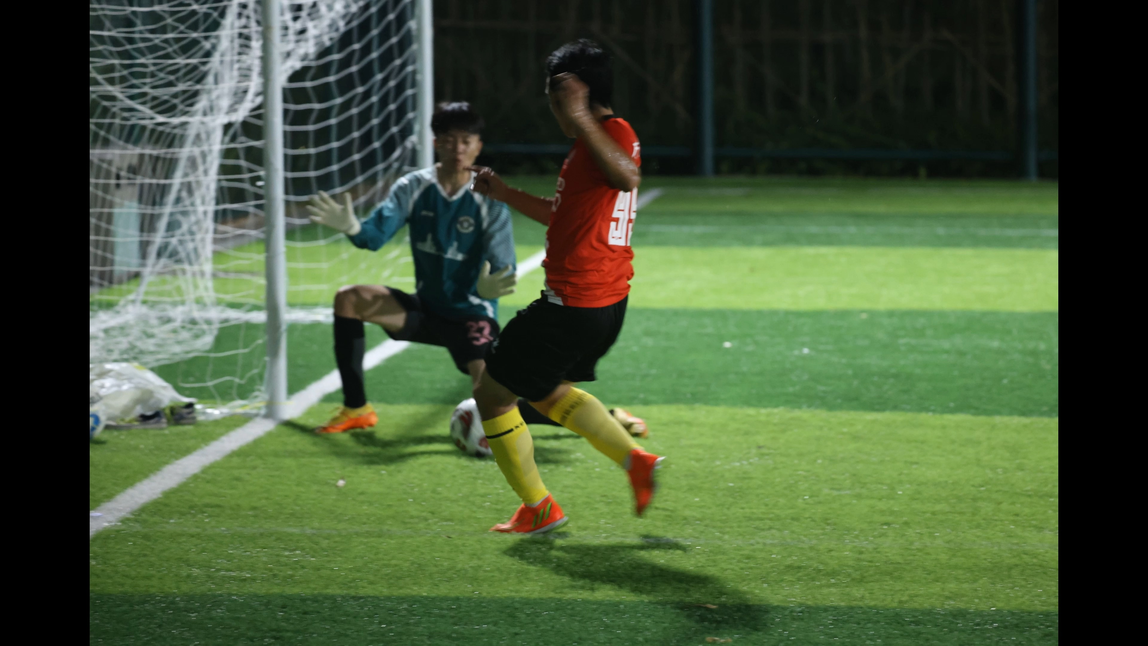 足球赛场上强强对抗，场面火爆非凡