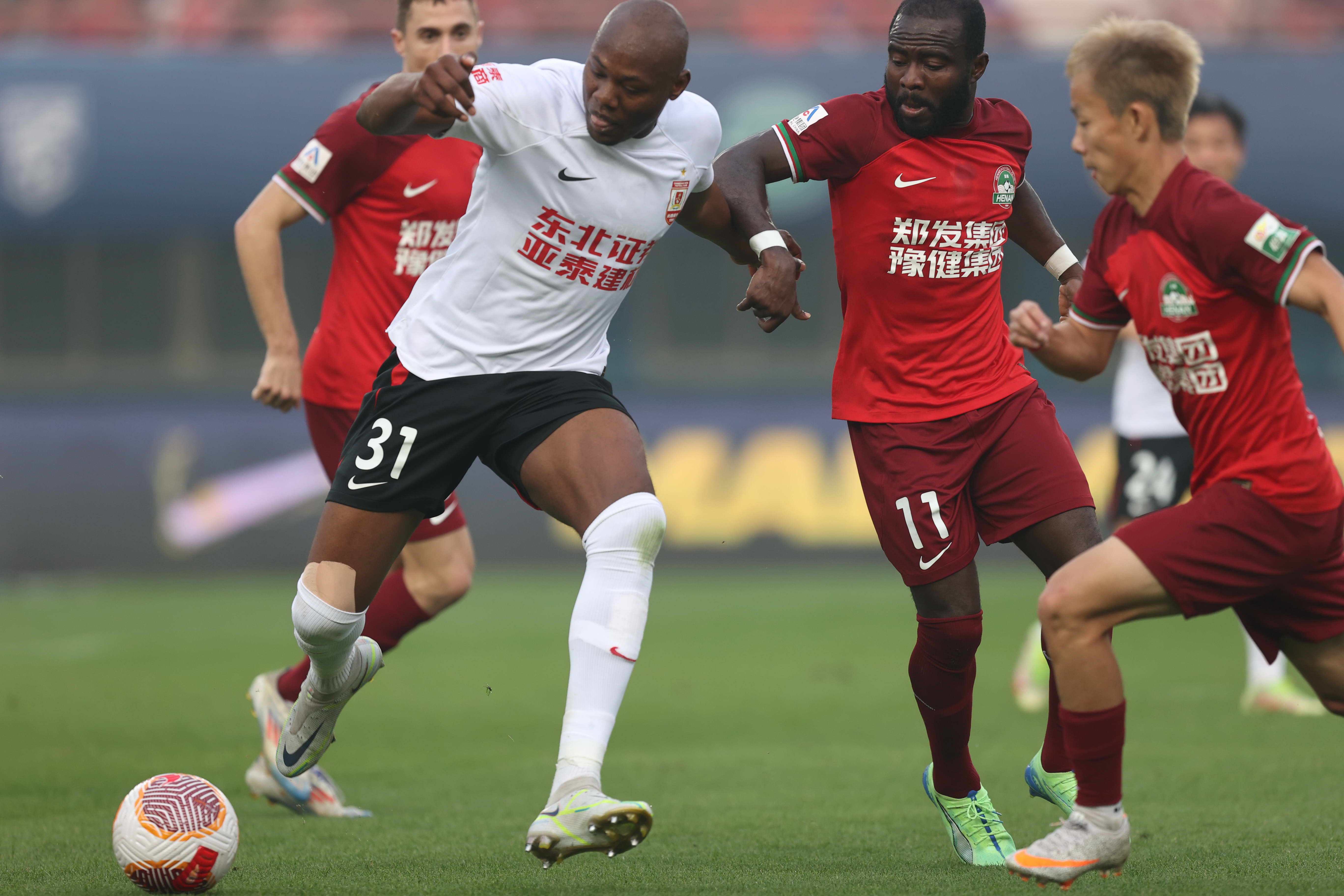 易胜博体育-中超比赛赛前场外风波，影响球队备战