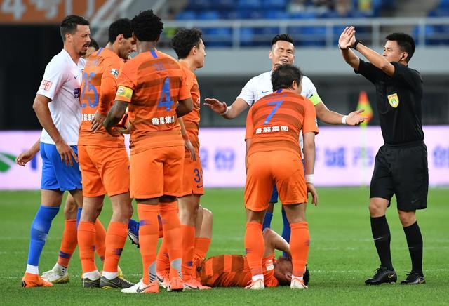 易胜博体育-天津泰达遭山东鲁能爆冷逆转，球员心绪受挫