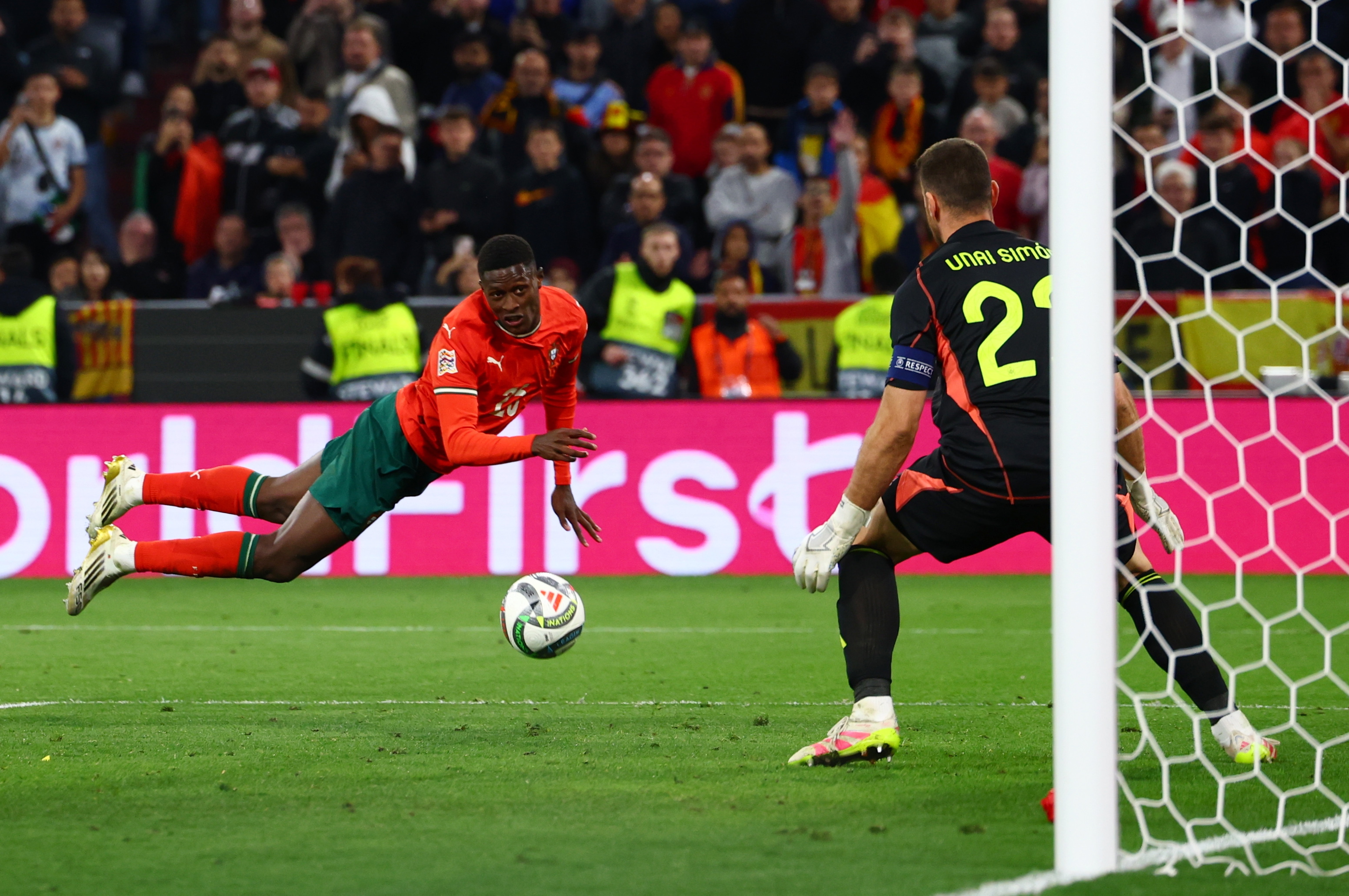 易胜博体育官方网站-欧国联决赛球队归来，球迷热情迎接英雄