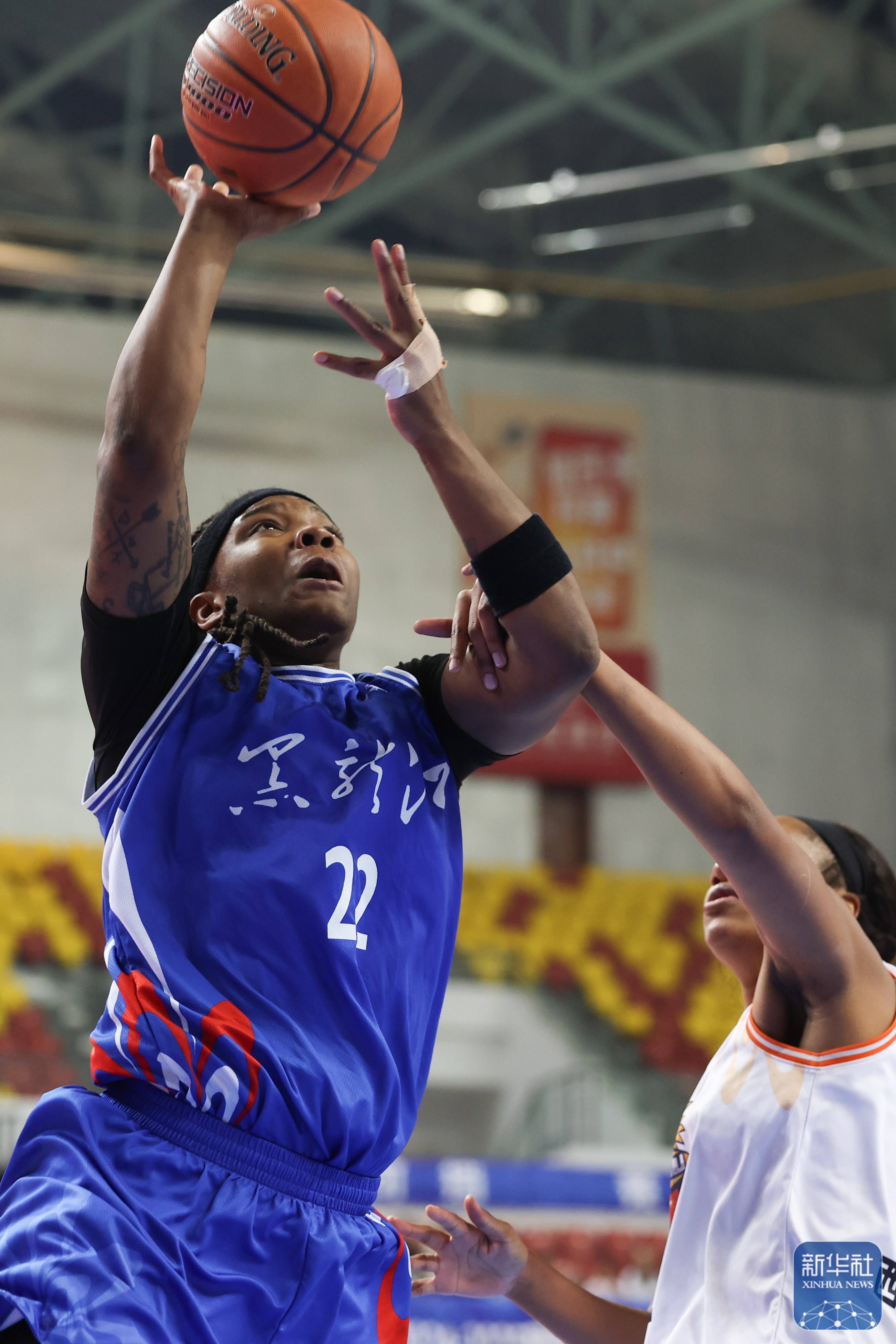 ysbSPORTS-球场上气氛紧张，两队球员争先恐后，谁能率先冲出重围？