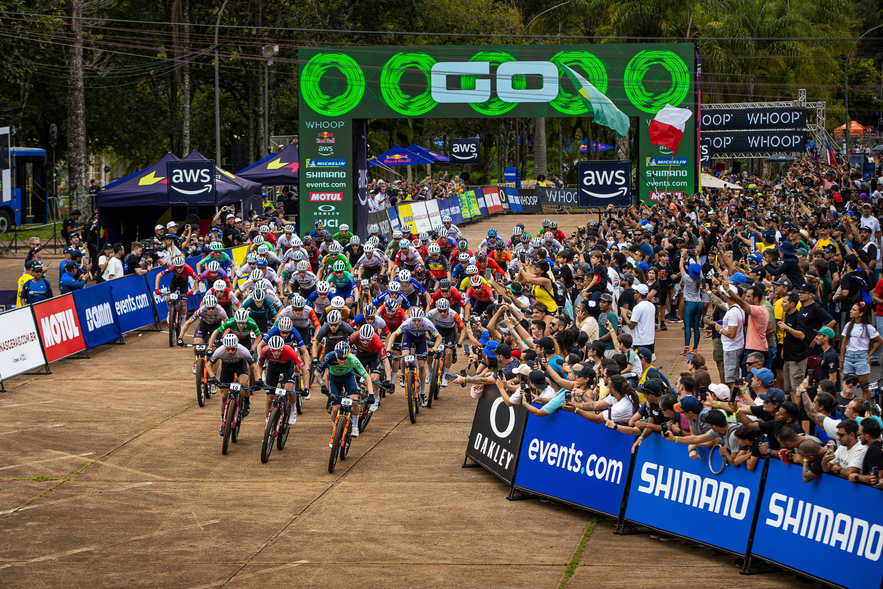 易胜博体育-自行车比赛惊险万分，选手实力超群夺冠