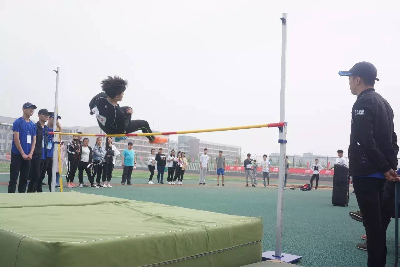 易胜博体育官方网站-智利运动员在长跑比赛中奋勇向前