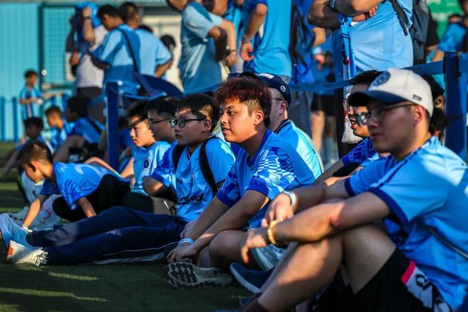 易胜博体育-足球盛宴吸引眼球，球迷热情高涨爆发