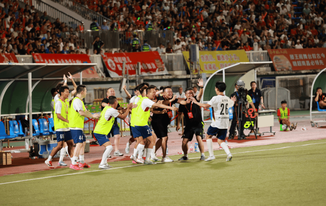易胜博体育官方网站-艰苦拼搏，球员们在赛场上付出全部力量争取胜利
