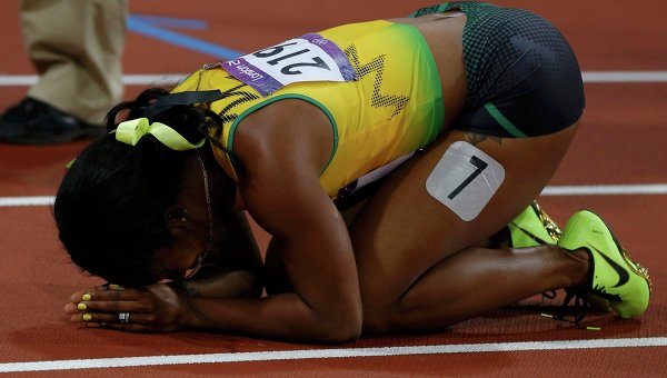 易胜博体育官方网站-战胜自我：希腊马拉松选手闯过终点