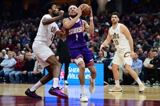 易胜博体育-布克砍下两双助球队逆转胜热火