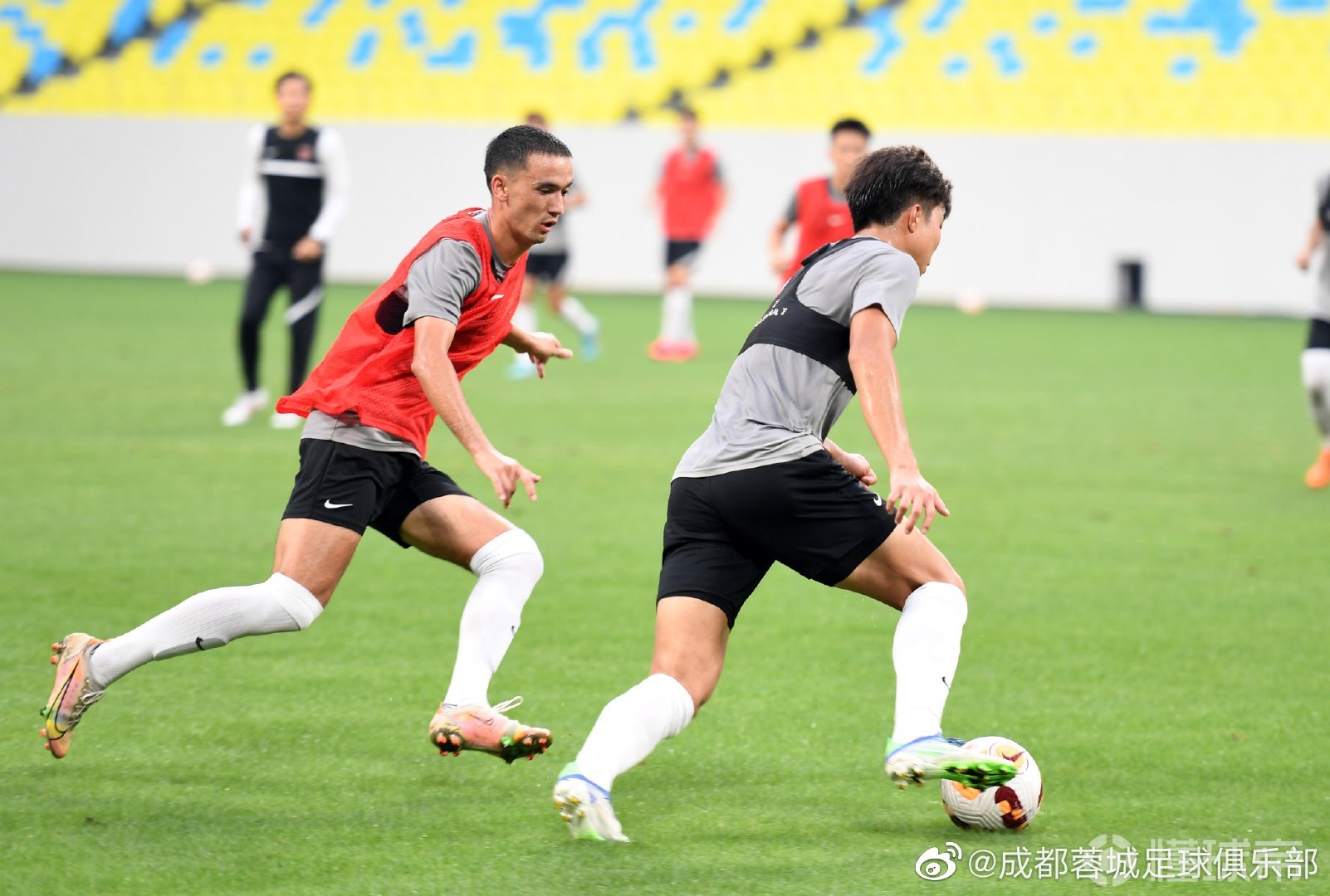 易胜博体育-沃尔夫斯堡球场球迷欢呼声不断，助球队取得胜利