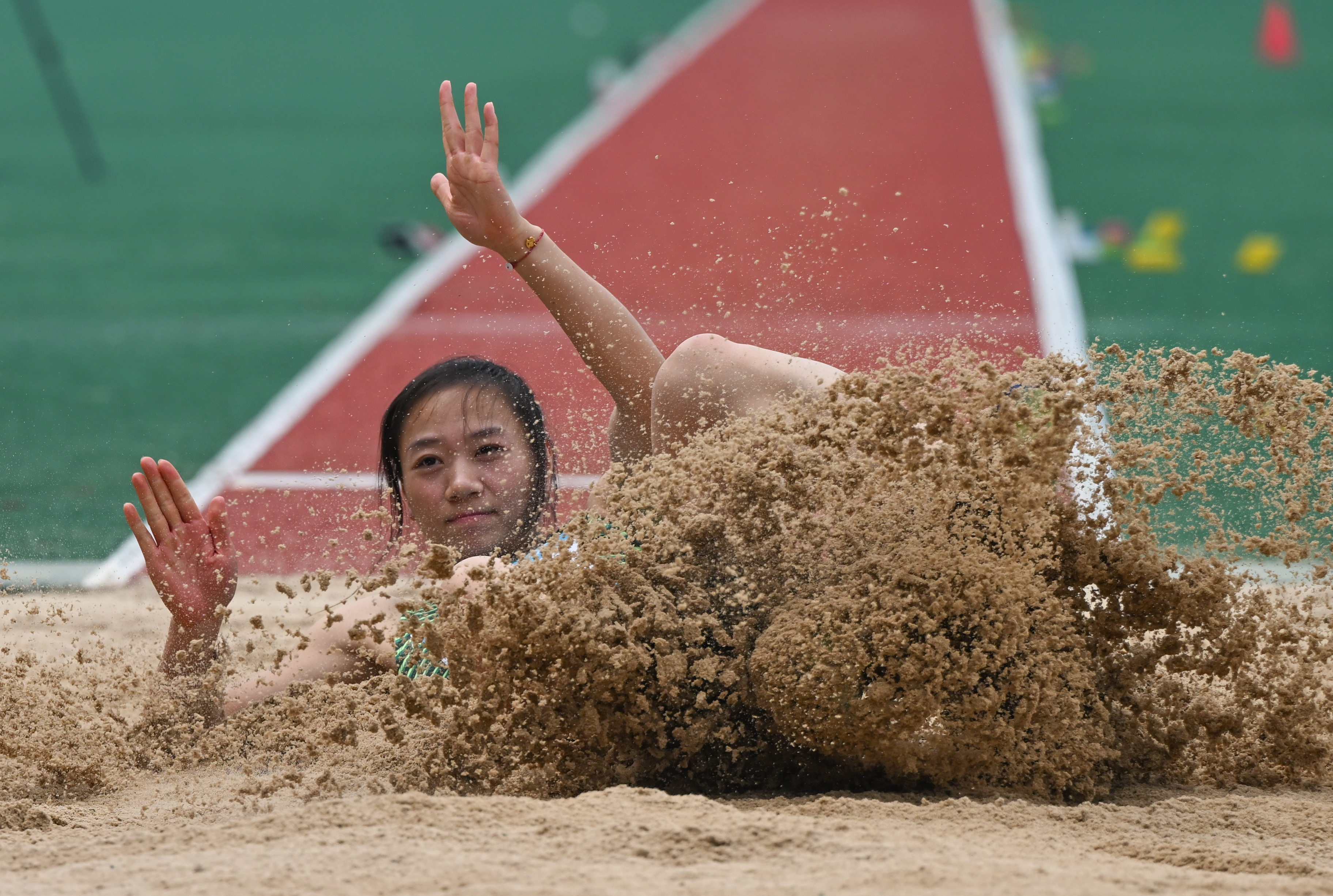 易胜博体育官方网站-田径女子跳远赛场一跃高下，美国选手轻松封后！