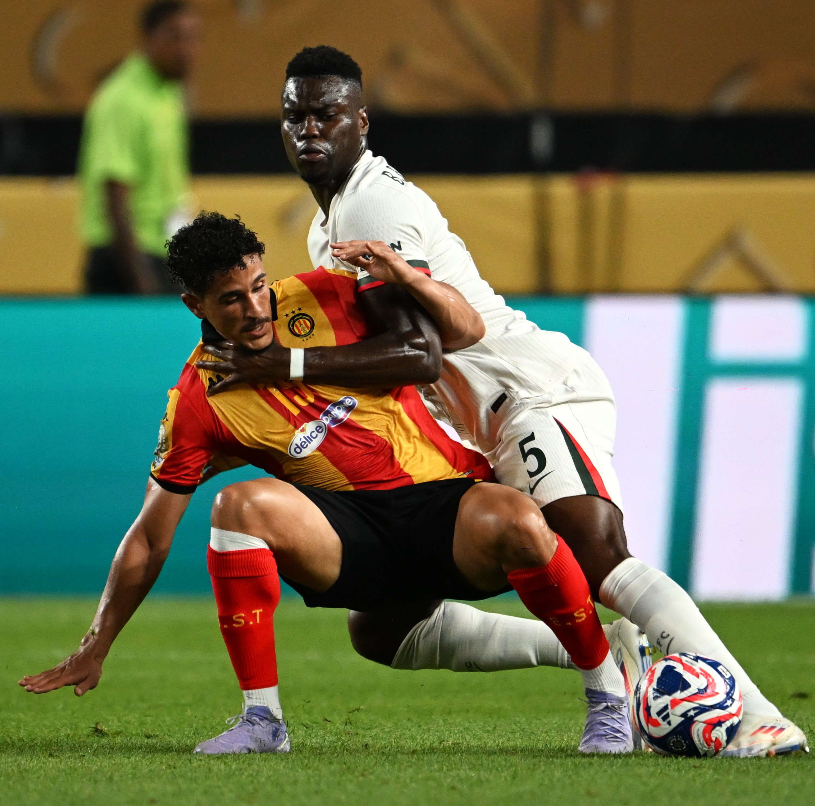 易胜博体育-激烈挑战！足球赛事中的引人瞩目