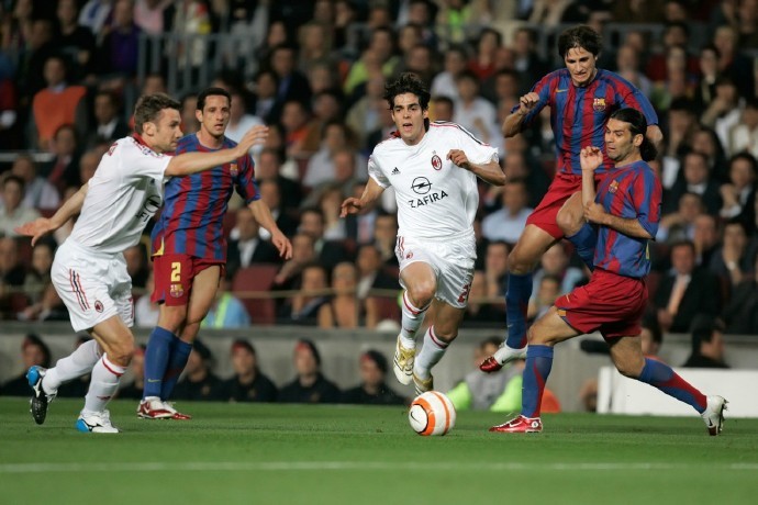 易胜博体育官方网站-巴萨客场大胜AC米兰，稳居积分榜首位