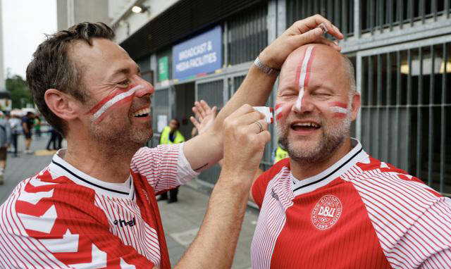 易胜博体育-丹麦队球员状态火爆，取得胜利晋级