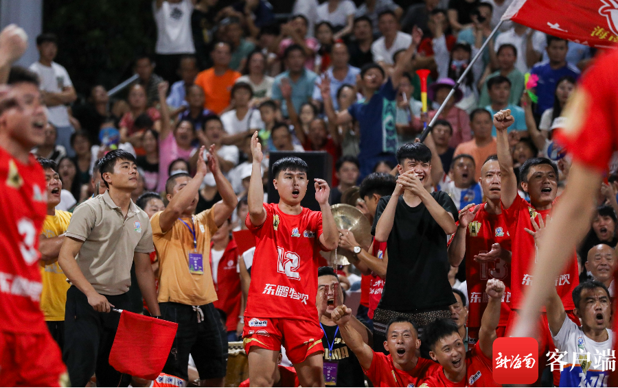 易胜博体育-亚洲球场球迷狂欢庆祝赛果，场面热闹非凡